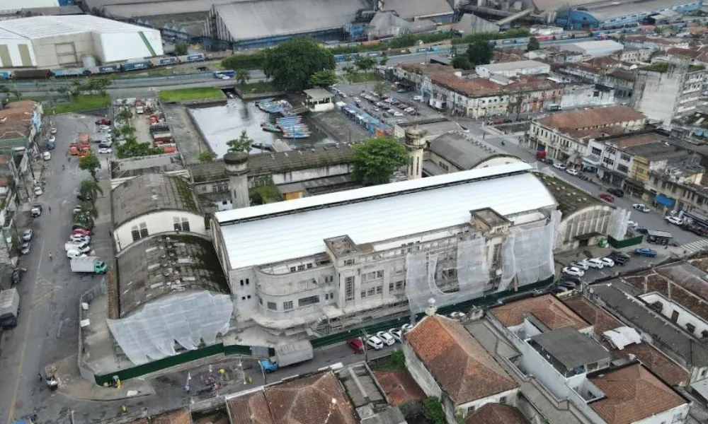 Imagem ilustrativa da imagem Objeto não identificado cai do céu e atinge veículo no litoral paulista