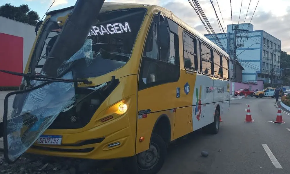 Imagem ilustrativa da imagem Motorista do Transcol passa mal e bate ônibus em poste em Vitória