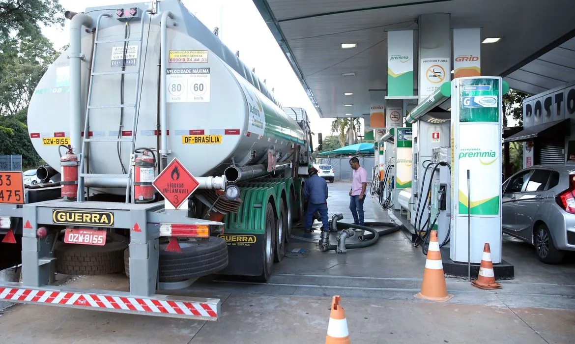 Imagem ilustrativa da imagem Flávio Dino anuncia mutirão para fiscalizar preço dos combustíveis em postos