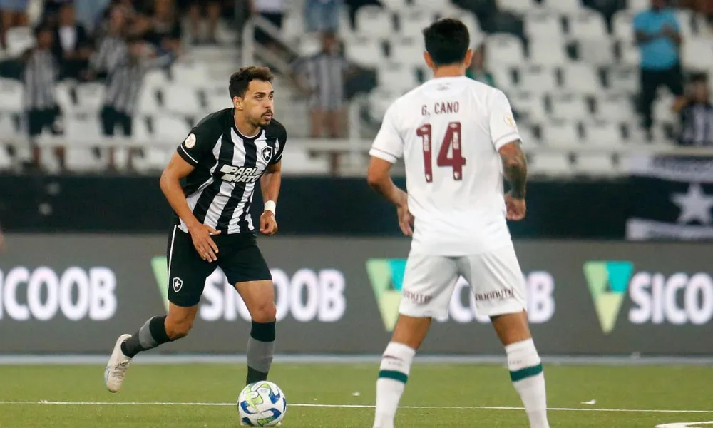 Imagem ilustrativa da imagem Botafogo vence clássico com o Fluminense e mantém liderança do Brasileirão