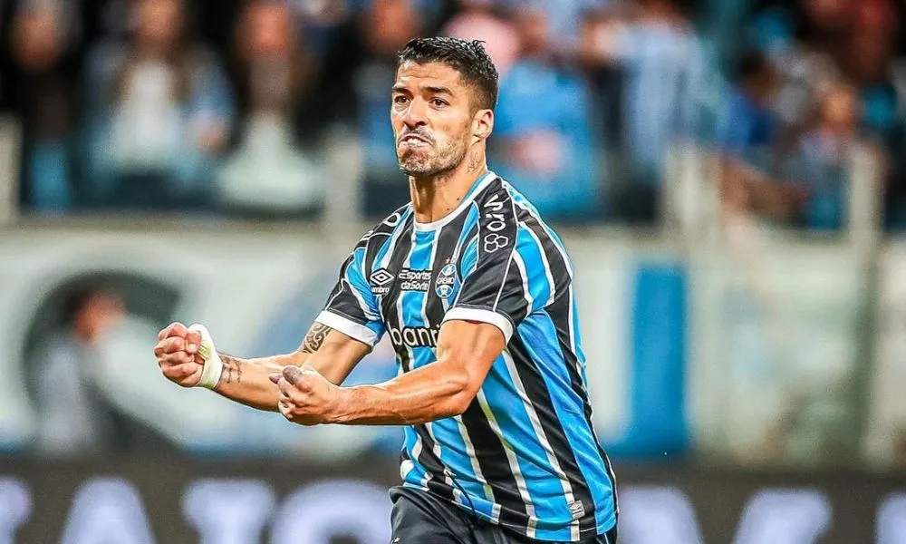 Imagem ilustrativa da imagem Grêmio domina, vence GreNal com show de Suárez e afunda o Inter