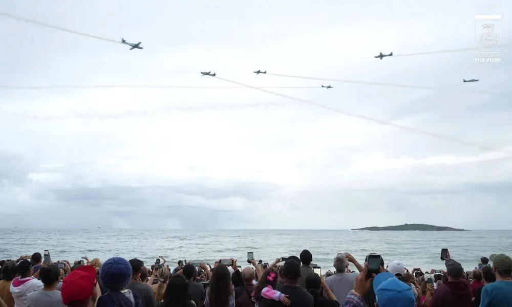 Imagem ilustrativa da imagem Manobras de aviões no ar encantam em Vila Velha