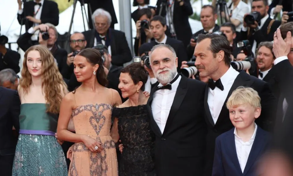 Imagem ilustrativa da imagem Karim Aïnouz é aplaudido em exibição de filme no Festival de Cannes