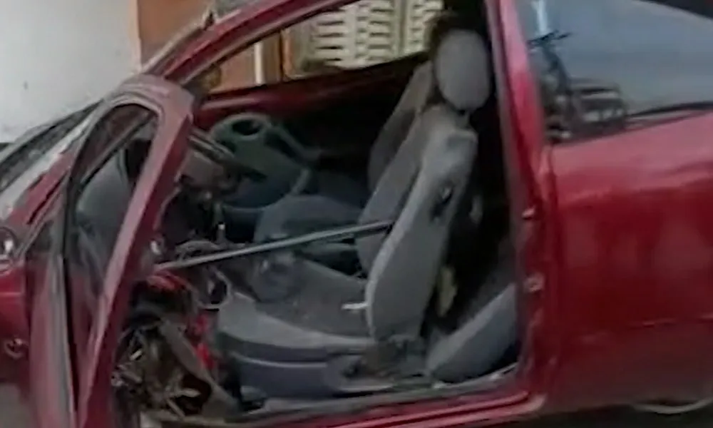 Imagem ilustrativa da imagem VÍDEO | Carro invade pizzaria e motorista escapa de ser atingido por ferro