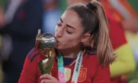 Imagem ilustrativa da imagem Autora de gol decisivo da Copa Feminina descobre morte do pai após título