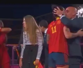 Imagem ilustrativa da imagem Presidente da Federação Espanhola se desculpa por beijar atleta campeã
