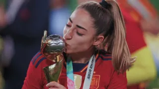 Imagem ilustrativa da imagem Autora de gol decisivo da Copa Feminina descobre morte do pai após título