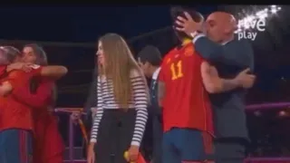 Imagem ilustrativa da imagem Presidente da Federação Espanhola se desculpa por beijar atleta campeã