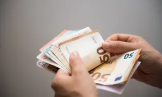 Imagem ilustrativa da imagem Caixas eletrônicos distribuem dinheiro 'grátis' após falha