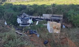 Imagem ilustrativa da imagem Caminhão tomba em rodovia do ES e motorista fica gravemente ferido