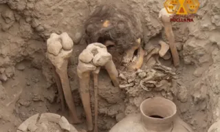 Imagem ilustrativa da imagem Múmia 'cabeluda' de mil anos é encontrada em bairro na capital do Peru