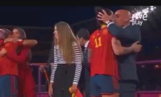 Imagem ilustrativa da imagem Presidente da Federação Espanhola se desculpa por beijar atleta campeã