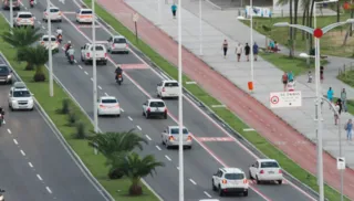 Imagem ilustrativa da imagem Três pessoas feridas e congestionamento na orla de Camburi após atropelamento