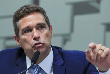 Imagem ilustrativa da imagem Acabar com rotativo pode ser solução para juro alto, diz Campos Neto