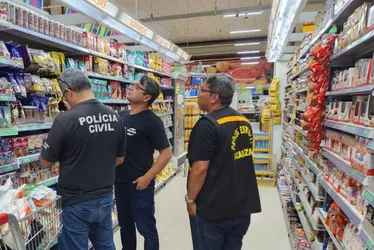 Imagem ilustrativa da imagem Ação apreende produtos vencidos e com fungos em supermercados da Grande Vitória
