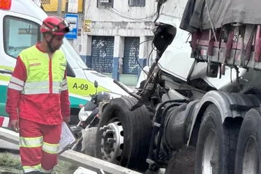 Imagem ilustrativa da imagem Acidente envolvendo caminhão, carreta e moto na BR 101 complica trânsito na Serra
