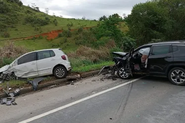 Imagem ilustrativa da imagem Acidente envolvendo cinco carros causa interdição total na BR-101