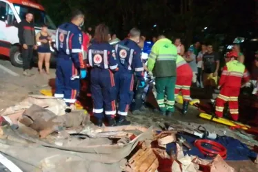 Imagem ilustrativa da imagem Acidente envolvendo ônibus deixa um morto e interdita faixa da BR-101 na Serra