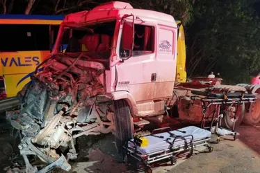 Imagem ilustrativa da imagem Acidente envolvendo ônibus deixa um morto e interdita faixa da BR-101 na Serra