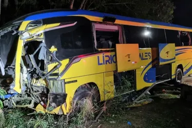 Imagem ilustrativa da imagem Acidente envolvendo ônibus deixa um morto e interdita faixa da BR-101 na Serra