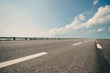 Imagem ilustrativa da imagem Advogada é internada após ser atingida por paralelepípedo dentro de carro no ES