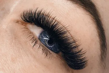 Imagem ilustrativa da imagem Alongamento de cílios pode afetar a saúde dos olhos
