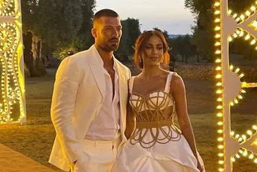 Imagem ilustrativa da imagem Anitta chega de mãos dadas com ator de '365 Dias' em desfile na Itália
