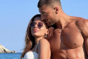 Imagem ilustrativa da imagem Anitta se irrita com fãs em live na Grécia por namoro com ator de '365 Dias'