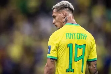 Imagem ilustrativa da imagem Antony é cortado da seleção após denúncia da ex-namorada; Diniz chama Jesus
