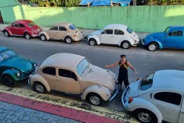 Imagem ilustrativa da imagem Apaixonado por carros, morador de Guarapari exibe seu amor pelos 20 Fuscas