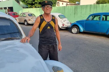 Imagem ilustrativa da imagem Apaixonado por carros, morador de Guarapari exibe seu amor pelos 20 Fuscas