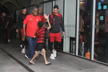 Imagem ilustrativa da imagem Apoio e pressão: Flamengo desembarca em Vitória e é recebido por torcedores