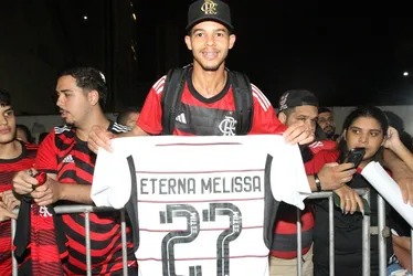 Imagem ilustrativa da imagem Apoio e pressão: Flamengo desembarca em Vitória e é recebido por torcedores