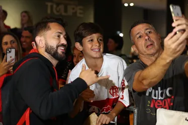 Imagem ilustrativa da imagem Apoio e pressão: Flamengo desembarca em Vitória e é recebido por torcedores