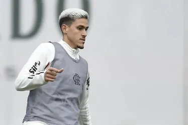 Imagem ilustrativa da imagem Após reunião com diretoria, Pedro volta aos treinos do Flamengo nesta terça
