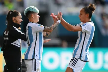 Imagem ilustrativa da imagem Argentina reage para empatar com a África do Sul e se manter viva na Copa