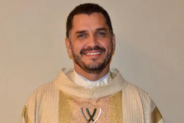 Imagem ilustrativa da imagem Arquidiocese faz mudanças e Padre Anderson Gomes deixa igreja na Praia da Costa