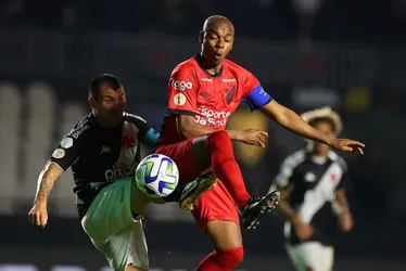 Imagem ilustrativa da imagem Athletico-PR vence, encosta no G4 e deixa Vasco na lanterna do Brasileiro