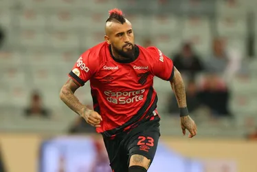 Imagem ilustrativa da imagem Athletico Paranaense domina Bahia, vence em casa e encosta no G4