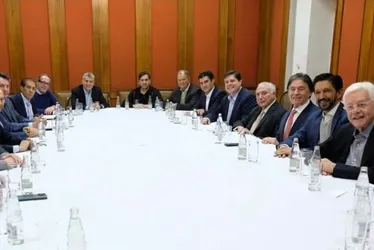 
          Imagem ilustrativa da imagem Avanço de Milei lança alerta no governo, que teme onda regional
          