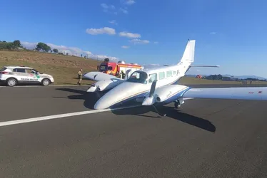 Imagem ilustrativa da imagem Avião arrasta bico em pista durante pouso de emergência; Veja vídeo
