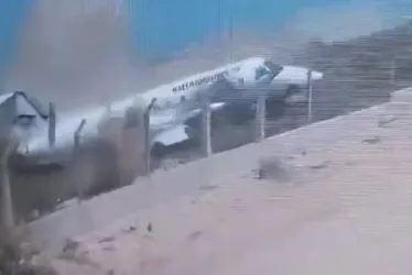 Imagem ilustrativa da imagem Avião com 34 ocupantes derrapa em pista e se despedaça na Somália