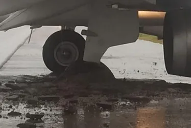 Imagem ilustrativa da imagem Avião derrapa e abre buraco na pista ao pousar no aeroporto de Florianópolis