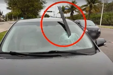 Imagem ilustrativa da imagem Barra de ferro é lançada contra carro em movimento em Vitória