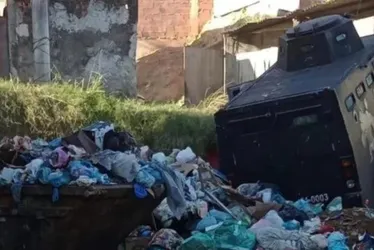 Imagem ilustrativa da imagem Blindado da PM derrapa em chorume e cai em lixo no Rio de Janeiro