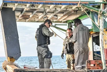 Imagem ilustrativa da imagem "Blitz" no mar de Vitória aborda embarcações e apreende itens de pesca proibidos