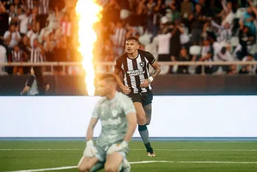 Imagem ilustrativa da imagem Botafogo bate Fortaleza e mantém liderança isolada do Brasileirão