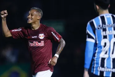 Imagem ilustrativa da imagem Bragantino vence o Grêmio em jogo com gol contra bizarro e cola no G-4