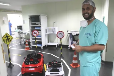 Imagem ilustrativa da imagem Brincadeiras com carrinhos a caminho da sala de cirurgia