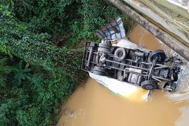 Imagem ilustrativa da imagem Caminhão cai de ponte na BR-101 no ES